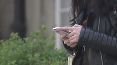 Žena přišla o statisíce. Podvodník ji přiměl půjčit si peníze a vložit je do bitcoinmatu