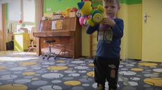 Dítě jako rukojmí jednoho z rodičů? Nově by se za to mohli zažalovat