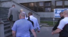 Útočníky na expremiéra hodiny vyslýchali. Odešli bez obvinění