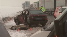 Dva mrtví po srážce náklaďáku s autem u Velvar