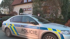 Lidé protestovali proti očkování před domem hlavní hygieničky. Zasahovala policie