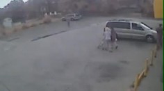 Řidič srazil matku s kočárkem, pak vlekl dítě za sebou! VIDEO