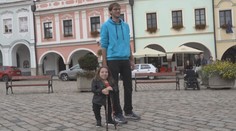 Neměří ani metr, přesto 22letá Češka žije život naplno