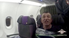 Opilec ohrožoval odlet letadla. Cestující ho přilepili k sedačce