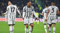 Turínské derby plné zvratů ovládl Juventus. Mourinho dostal už 3. červenou