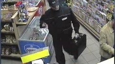 Kradli v Tesku. Pak přejeli člena ochranky