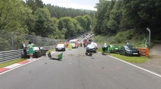 VIDEO: Na olejové skvrně havarovalo na Nordschelife 10 aut