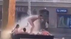 VIDEO: Cizinci se nazí koupali v kašně na náměstí v Plzni. Udělali si z ní vířivku