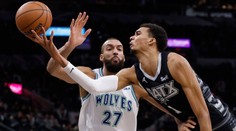Bizár v NBA. Zápas přerušil netopýr, chytil ho maskot v kostýmu Batmana