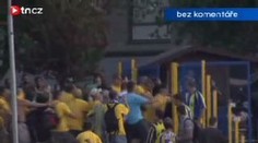 Fotbaloví chuligáni házeli v Jihlavě na policii lavičky