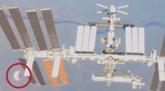 Je to UFO! Tvrdí nadšenci o této bílé kouli ve vesmíru