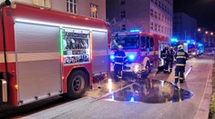 Požár v bytě zakouřil celý dům, ven muselo 16 lidí
