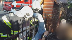 Muž se napíchl na plot a zůstal na něm viset. Komická situace se nestala poprvé