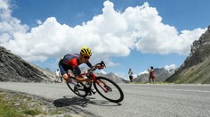 Na Alpe d'Huez triumfoval Pidcock, žlutý trikot stále drží Vingegaard