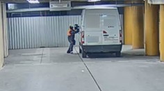 Velká smůla pro zloděje. Žena ho vyfotila při vykrádání auta