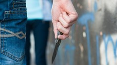 Nesmyslný útok na festivalu. Muž bodl kolemjdoucího do břicha