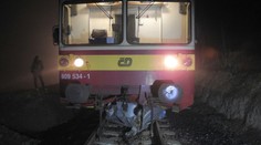 Vtipálek natlačil na přejezd kontejner. Trať bude stát do rána