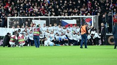 Divoké oslavy postupu v kabině. Pivo teklo proudem, s týmem slavila i Rolins