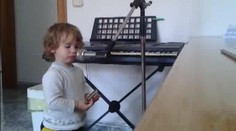 Dvouletý chlapec zpívá blues jako profesionál