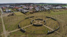 Na hřbitov v Dolních Břežanech je radost pohledět z výšky! VIDEO