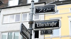 V Německu začali označovat ulice cedulemi v arabštině. Lidé zuří