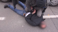 Hrozil smrtí, pak rozkopl dveře a vloupal se do policejní služebny!