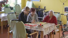 Poslanci mají poslední šanci schvalovat zákony. Prošlo zvýšení příspěvku na péči