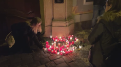 Lidé drží pietu za Schwarzenberga. Zapalovaly se svíčky a zněla hymna