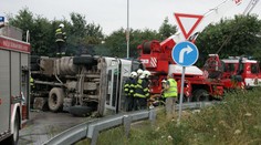Převrácený kamion zablokoval dálnici D5!