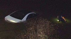 Žena nedávala pozor a luxusní mercedes poslala do rybníka