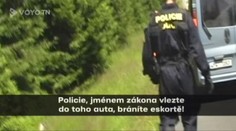 BRUTÁLNÍ VIDEO! Zatýkání aktivistů na Šumavě! Pouta a rány pěstí!