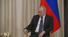 Putin už škubání v ruce nemá pod kontrolou. Tloustne na břiše i v obličeji