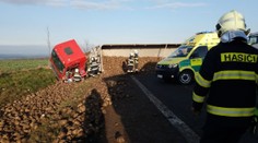 Hlavní tah z Čech na Moravu blokuje řepa. Vysypala se z kamionu