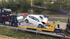 Kamion převážel po Pražském okruhu auta. Jedno cestou ztratil