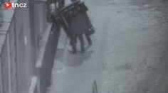 HOVĚZÍ NÁPAD! Z nudy shodili kontejnery do potoka! PŘED KAMERAMI...