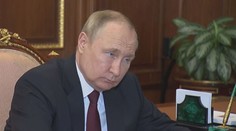 Opuchlý Putin na schůzce vypadal vyčerpaně. Sotva zůstal vzhůru