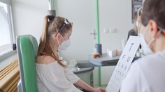 Lucka (20) postupně úplně oslepla. Zrak jí teď zachránil český chirurg