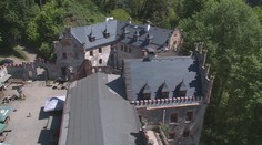 Kastelán koupil ruinu, udelal z ní krásný hrad! Má i kapli na svatbu