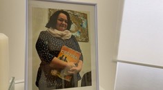 Učitelé uctili výstavou obrazů památku své kolegyně. Ta podlehla koronaviru