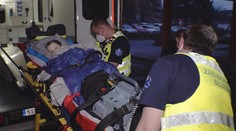 Lékaři v Motole zachraňují čtyřletého Dimitryho. Výbuch mu roztrhal záda