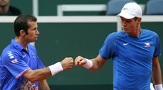Češi převálcovali ve čtyřhře Srby a ujali se vedení 2:1