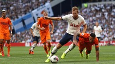 Zařízli sudí i Tottenham? Tohle není penalta, Harry. Padáš moc rád!