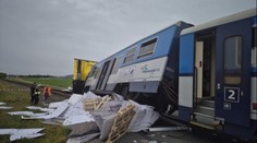 Na Prostějovsku se srazil vlak s kamionem. Vagón vykolejil, několik zraněných