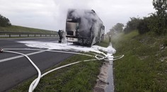 U Prahy vzplál autobus! Čtyři lidé byli převezeni do nemocnice