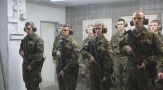 Z pušek střílí už prváci. Přispat si vůbec nehrozí, řekla studentka vojenské školy