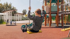 Hrozivý objev na dětském hřišti. Při úklidu tam našli lidské kosti
