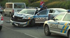 Policejní hlídka při pronásledování nabourala dvě zaparkovaná auta