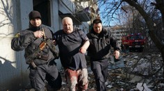 První den invaze na Ukrajinu: Zemi ovládly tvrdé boje, Zelenskyj vyhlásil mobilizaci