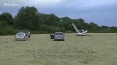 VIDEO: U Jičína zpřetrhalo letadlo dráty. Pilot přežil