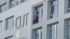 Muž, který v Táboře skočil z římsy, zemřel během převozu do nemocnice
